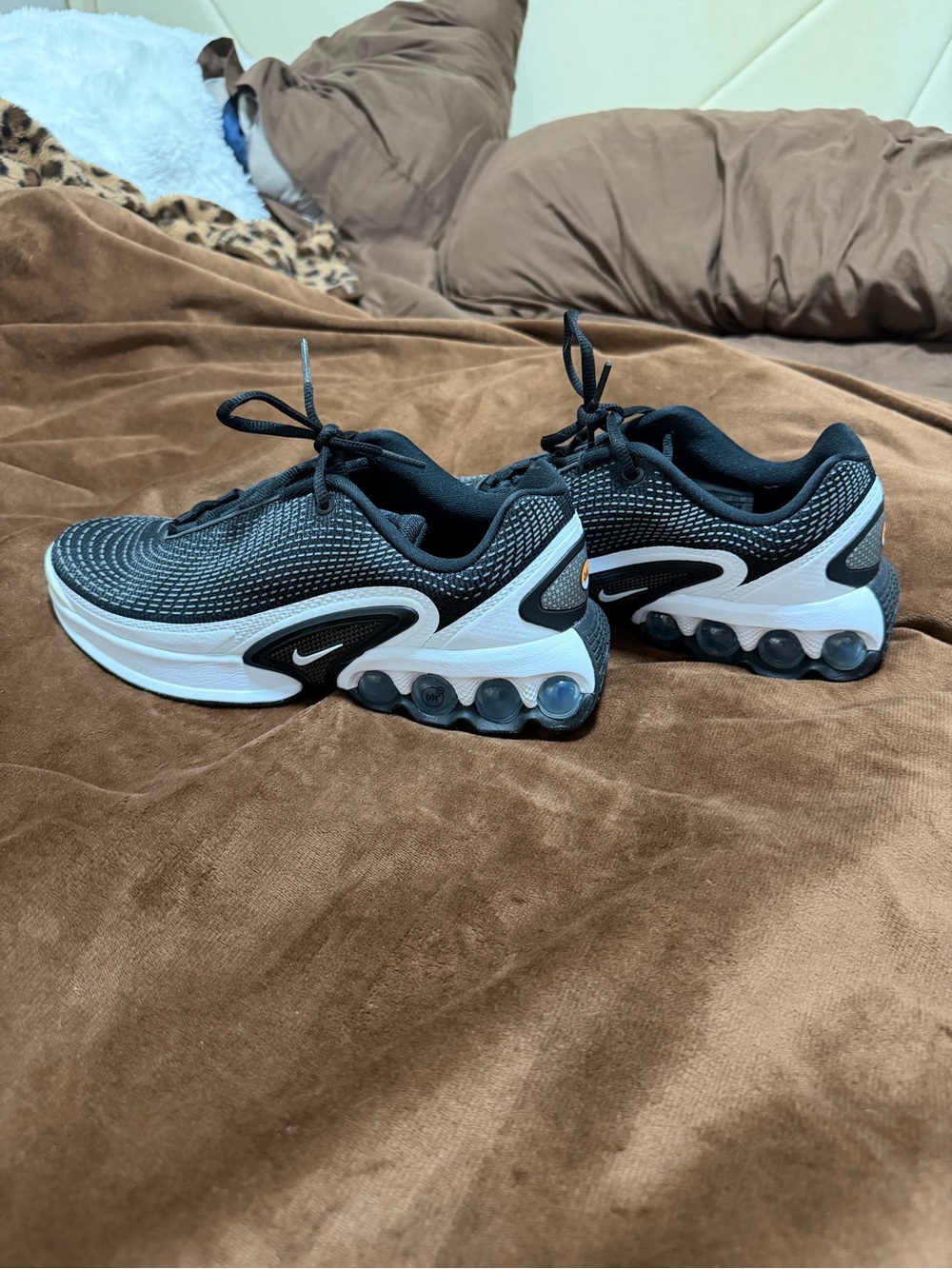 Nike women’s Black and White Running Sneakers